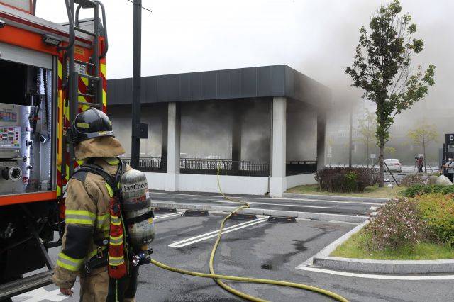 26일 오전 대전 유성구 한 대형 아울렛에서 불이나 건물 지하주차장에서 검은 연기가 솟아오르고 있다. 연합뉴스