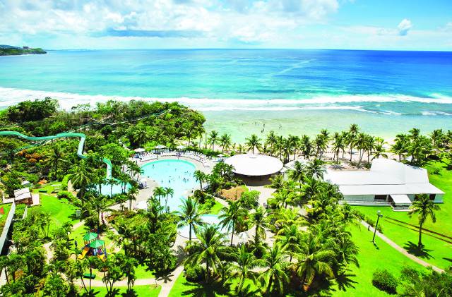 호텔 닛코 괌의 테라스에서 바라본 호텔 수영장과 괌 바다 풍경. 호텔 바로 앞에 프라이빗 해변인 ‘건비치’가 펼쳐져 있다. PHR 그룹 제공