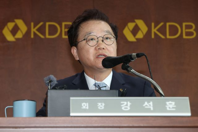 강석훈 산업은행 회장이 26일 오후 서울 여의도 산업은행에서 대우조선해양의 전략적 투자유치 절차 개시와 관련해 브리핑하고 있다. 연합뉴스