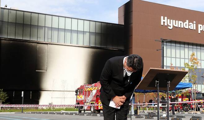 26일 정지선 현대백화점그룹 회장이 현대프리미엄아웃렛 대전점 앞에서  대형 화재가 발생해 다수의 사상자가 발생한 데 대해 사과의 뜻을 전하며 고개를 숙이고 있다. [사진출처 : 연합뉴스]