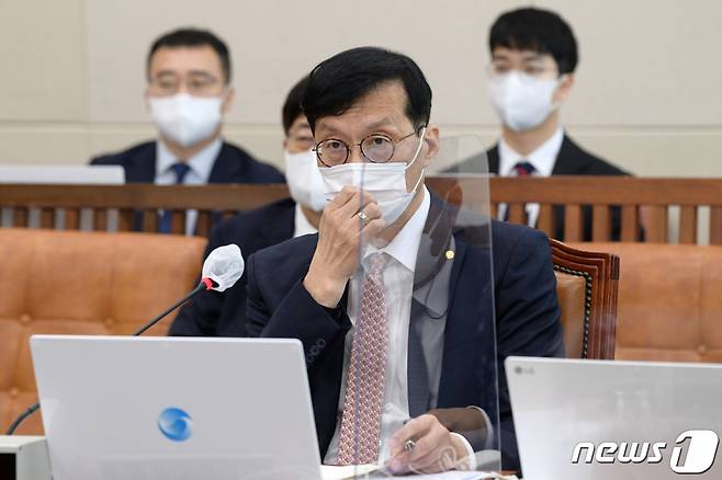 이창용 한국은행 총재가 26일 오전 서울 여의도 국회에서 열린 기획재정위원회 전체회의에 출석해 의원 질의에 답변하고 있다. (공동취재) /사진=뉴스1