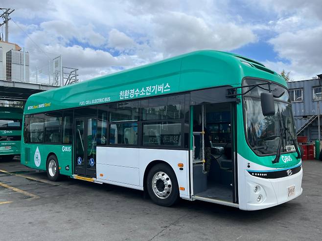 평택시(시장 정장선)는 26일 친환경 수소버스를 10월 1일부터 시내버스 노선에 투입하여 운행할 계획이라고 밝혔다. / 사진제공=평택시