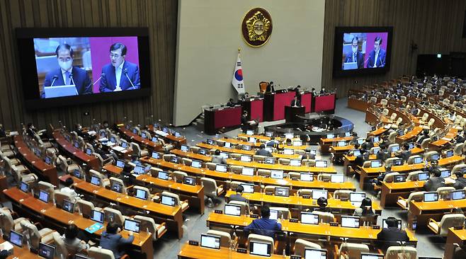 19일 서울 여의도 국회 본회의장에서 열린 정치분야 대정부질문. [연합]