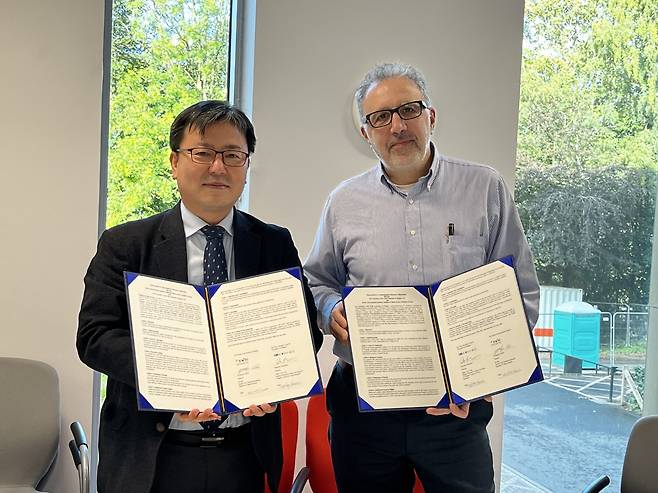 최영기 IBS 한국바이러스기초연구소 소장(왼쪽)과 마시모 팔마리니 영국 MRC 바이러스연구센터 소장이 업무협약 체결 후 기념사진을 촬영하고 있다.[IBS 제공]