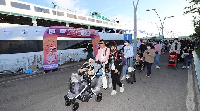 한국관광공사와 현대해양레져, 펫츠고트래블이 지난 25일 국내 최초 반려견 동반 전용 크루즈 상품 '경인아라뱃길 선셋 댕댕크루즈'를 시범 운영했다. (사진=한국관광공사 제공) photo@newsis.com *재판매 및 DB 금지