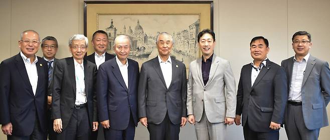 [서울=뉴시스] 홍찬선 기자 = 윤형중(오른쪽에서 세번째) 한국공항공사 사장이 26일 일본 하네다 공항을 방문해 타카시로 이사오(오른쪽에서 네번째) 일본공항빌딩 회장등 양사 관계자들과 기념촬영을 하고 있다. (사진=한국공항공사 제공) 2022.09.26.photo@newsis.com *재판매 및 DB 금지