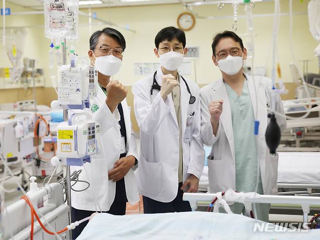 [김포=뉴시스] 정일형 기자 = 에크모시술로 응급환자 생명 구해낸 의료진. (사진은 김포우리병원 제공)
