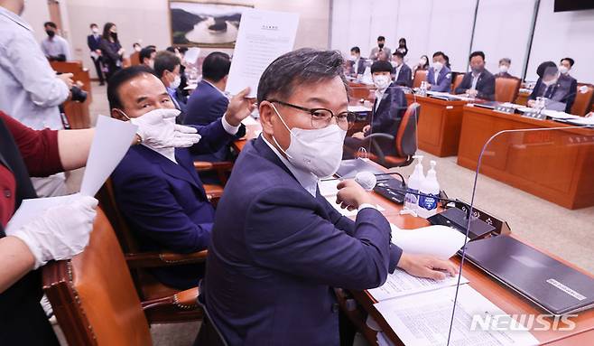 [서울=뉴시스] 김선웅 기자 = 26일 서울 여의도 국회에서 열린 농림축산식품해양수산위원회 전체회의에서 이양수 국민의힘 간사가 양곡관리법 일부개정법률안과 관련해 여야 합의가 되어있지 않은 것에 대해 항의를 하며 의사일정안을 수거해 갈 것을 요청하고 있다. (공동취재사진) 2022.09.26. photo@newsis.com