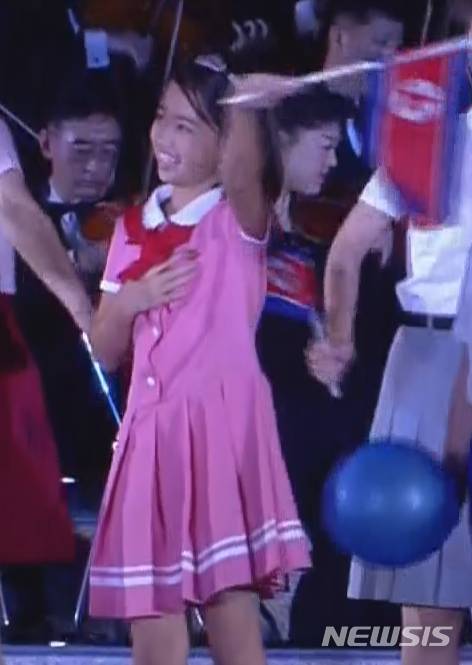 [서울=뉴시스] 지난 8일 진행된 북한 9·9절 행사에 김정은 국무위원장의 딸로 추정되는 소녀가 등장했다. (사진=조선중앙TV 캡처) 2022.09.26. photo@newsis.com