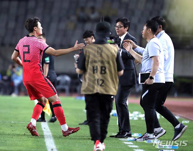 [화성=뉴시스] 김금보 기자 = 26일 오후 경기 화성시 화성종합경기타운에서 열린 올림픽 축구 국가대표팀 평가전 대한민국과 우즈베키스탄 경기 후반전, 한국 조현택이 프리킥 동점골을 넣고 황선홍 감독에게 다가가고 있다. 2022.09.26. kgb@newsis.com