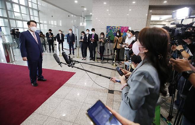 윤석열 대통령이 26일 오전 서울 용산 대통령실 청사로 출근하며 취재진의 질문에 답하는 모습. 연합뉴스