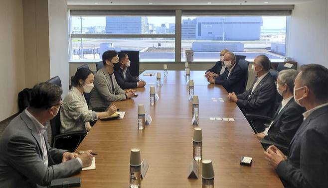 윤형중 한국공항공사 사장(왼쪽 세 번째)이 26일 일본 하네다 공항에서 일본공항빌딩 관계자들과 항공 수요 회복 방안을 협의하고 있다.