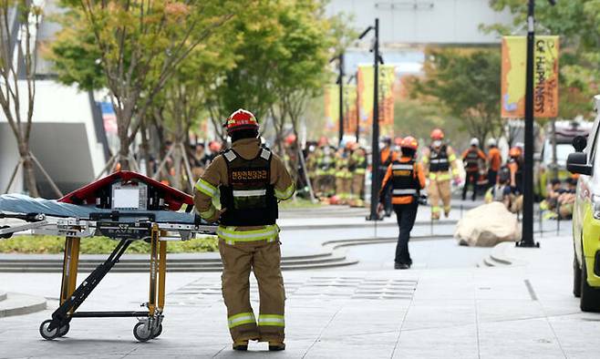 26일 대전 유성구 용산동 현대 프리미엄아울렛 화재로 사상자가 발생한 가운데 119 구급대원들이 실종자 수색을 위해 현장으로 들어가고 있다. 연합뉴스
