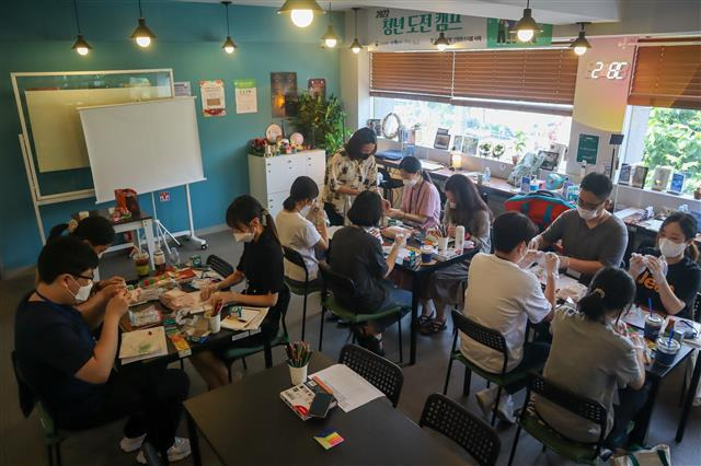 서울 관악구의 서울청년센터 관악오랑 청년문화공간 ‘신림동쓰리룸’에서 청년들이 마음건강 클래스에 참여하고 있다.관악구 제공