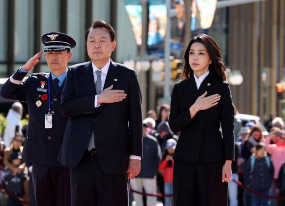오타와 전쟁기념비 참배 나선 윤석열 대통령 내외 - 캐나다를 방문 중인 윤석열 대통령과 김건희 여사가 23일 오전(현지시간) 오타와 전쟁기념비를 찾아 참배에 앞서 국기에 경례를 하고 있다. 2022.9.24 연합뉴스