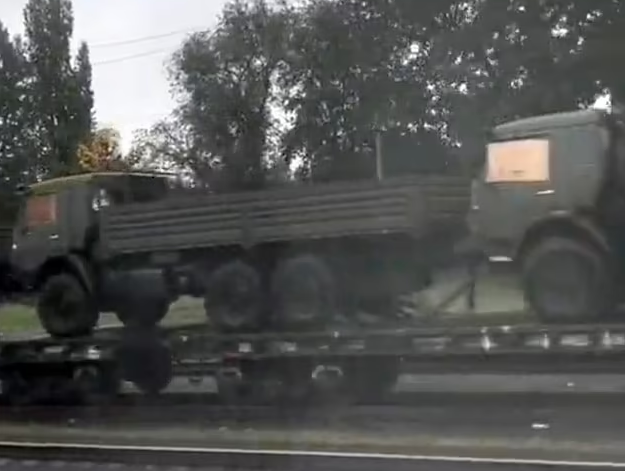 러시아 군대가 최근 부분 동원령으로 소집한 예비군을 수송하는데 쓴 것으로 보이는 오래된 군용 차량