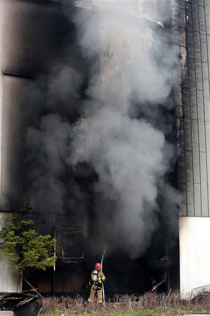 - 26일 아침 현대프리미엄아울렛 대전점에서 대형 화재가 발생해 소방대원이 진화작업을 벌이고 있다. 뉴스1