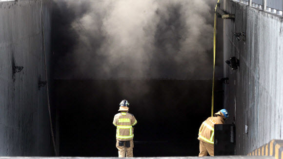 - 26일 대전 유성구 용산동 현대 프리미엄아울렛 화재로 사상자가 발생한 가운데 지하에서 뿜어져 나오는 유독 가스로 119 구조대원들이 실종사 수색에 어려움을 겪고 있다. 2022.9.26 연합뉴스