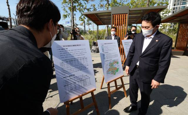 원희룡 국토교통부 장관이 26일 오후 서울 송파구 거여동 위례신도시의 한 아파트 단지를 방문해 페이퍼컴퍼니(위장 회사) 등 계열사를 동원해 공공택지를 낙찰받는 이른바 벌떼 입찰 현황 및 근절 대책 등에 대해 보고받고 있다.연합뉴스