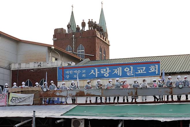 5차 명도집행이 이뤄진 지난해 11월15일, 서울 성북구 사랑제일교회에서 신도들이 집행인력과 대치하고 있다. ⓒ연합뉴스