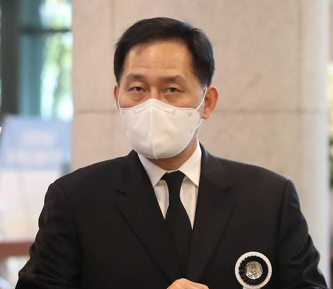 지난 2021년 1월 서울 송파구 서울아산병원 장례식장에서 고(故) 정상영 KCC 명예회장의 둘째 아들인 정몽익 KCC글라스 회장이 아버지 빈소로 향하고 있다. ⓒ연합뉴스