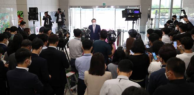 순방을 마치고 귀국한 윤석열 대통령이 26일 오전 서울 용산 대통령실 청사로 출근하며 취재진의 질문에 답하고 있다. ⓒ연합뉴스