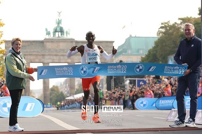 ▲ 엘리우드 킵초게가 2022 베를린 마라톤 대회에서 새로운 세계 신기록을 세우며 결승 지점에 들어오고 있다.