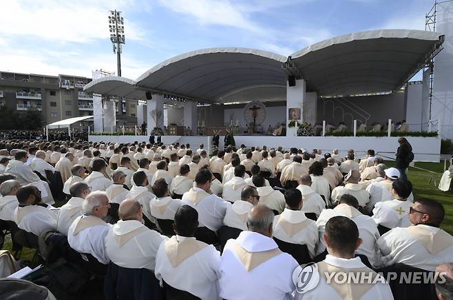 교황 집전 야외미사 참석한 가톨릭 성직자들 (마테라 EPA=연합뉴스) 25일 이탈리아 남부 마테라에서 프란치스코 교황이 집전한 야외미사에 참석한 성직자들. 2022.9.26