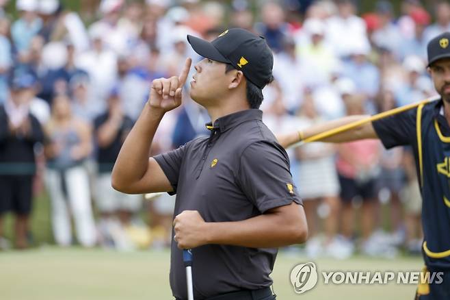 조용히 하라는 동작을 취하는 김시우 [UPI=연합뉴스]