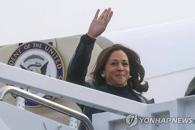 韓日 방문 위해 떠나는 카멀라 부통령 (앤드루스 공군기지 AFP=연합뉴스) 한국과 일본 방문을 앞둔 카멀라 해리스 미국 부통령이 25일(현지시간) 메릴랜드 앤드루스 공군기지에서 에어포스 투에 탑승하기 전 손을 흔들고 있다. 그는 26일 일본에 도착해 기시다 후미오 총리와 회동하고, 29일 한국을 방문해 윤석열 대통령을 예방할 예정이다. 2022.09.26 ddy04002@yna.co.kr