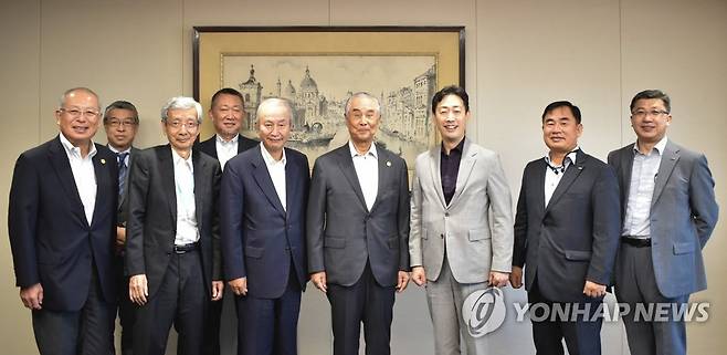 일본공항빌딩 경영진 만난 윤형중 사장 (서울=연합뉴스) 윤형중 한국공항공사 사장(오른쪽 세 번째)이 26일 일본 하네다 공항에서 타카시로 이사오 일본공항빌딩 회장(오른쪽 네 번째) 등 일본공항빌딩㈜ 경영진과 항공수요 회복을 위한 협력방안을 논의하고, 기념 촬영하고 있다. 2022.9.26 [한국공항공사 제공. 재판매 및 DB 금지] photo@yna.co.kr