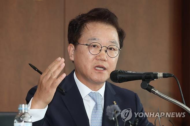 브리핑하는 강석훈 산업은행 회장 (서울=연합뉴스) 신현우 기자 = 강석훈 산업은행 회장이 26일 오후 서울 여의도 산업은행에서 대우조선해양의 전략적 투자유치 절차 개시와 관련해 브리핑하고 있다. 강 회장은 이날 대우조선과 한화그룹이 2조원의 유상증자 방안을 포함한 조건부 투자합의서(MOU)를 체결했다고 밝혔다. 2022.9.26 nowwego@yna.co.kr