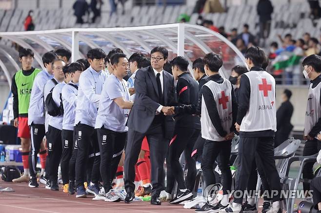 무승부로 경기 마친 황선홍 감독 (화성=연합뉴스) 류영석 기자 = 한국 남자 올림픽 축구 대표팀 황선홍 감독이 26일 경기도 화성종합경기타운 주 경기장에서 우즈베키스탄을 상대로 열린 공식 평가전을 무승부로 마친 뒤 스태프들과 인사하고 있다. 2022.9.26 ondol@yna.co.kr