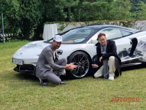 직접 디자인 한 휠을 가리키는 데이비드 맥기니스, 오른쪽은 킴스커스텀의 김승훈 대표&nbsp;