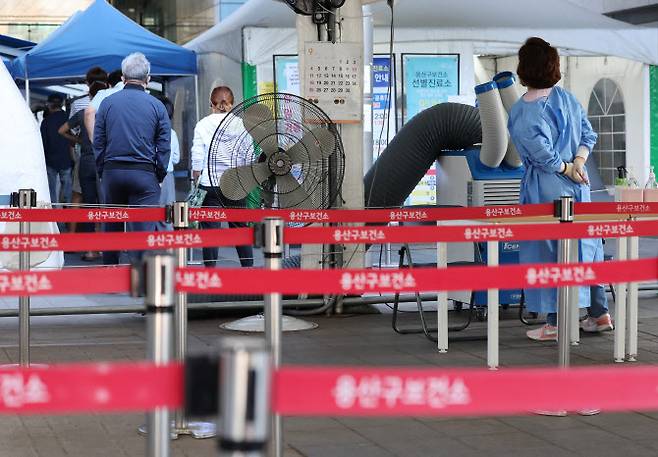 서울 용산구보건소 코로나19 선별진료소에서 시민들이 검사를 기다리고 있다. (사진=연합뉴스)
