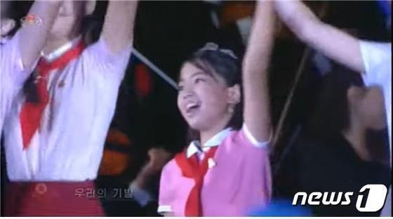 북한 조선중앙TV의 '9·9절' 기념공연 영상에 등장한 어린이 중창 및 합창 공연 모습. 화면에 잡힌 소녀는 공연을 위해 무대에 오른 다른 아이들과 차이가 나는 복장과 행동으로 인해 '특별한' 인물일 것이라는 분석이 제기됐다.(조선중앙TV 갈무리) ⓒ News1