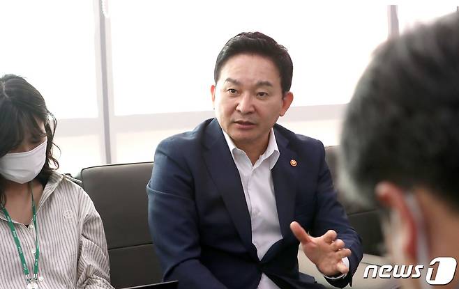 원희룡 국토교통부 장관이 22일 오후 정부세종청사 국토교통부 기자실을 방문해 출입기자단과 국정 현황 및 정책 등에 관한 질문에 답하고 있다. 2022.9.22/뉴스1 ⓒ News1 김기남 기자