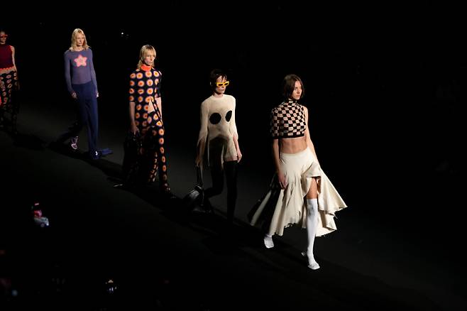 사진 : 이탈리아 패션 브랜드 스포트막스(SPORTMAX), 밀란 패션위크 2023 봄/여름 컬렉션 '부바 & 키키(Bouba & Kiki)' ⓒSPORTMAX