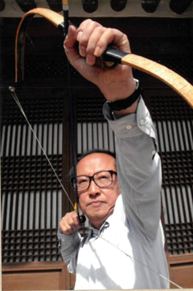 김형국 교수가 1990년대 중반 서울 종로구 사직동에 있는 황학정에서 습사(習射)하고 있다./김형국 제공