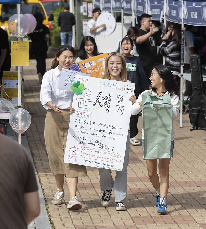 실외 마스크 착용 의무가 해제된 26일 서울 동작구 흑석동 중앙대학교에서 가을축제가 열리고 있다. /박상훈 기자