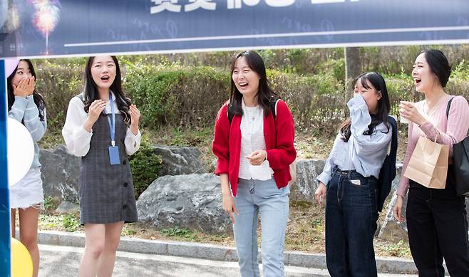 실외 마스크 착용 의무가 해제된 26일 서울 동작구 흑석동 중앙대학교에서 저스티스 서포터즈 학생들이 다트게임 이벤트를 열고 있다. /박상훈 기자