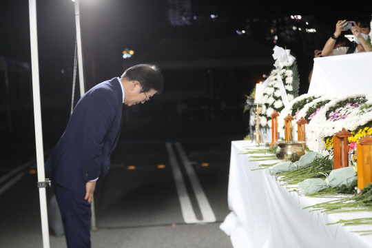 27일 오후 대전 현대아울렛 화재 현장에 방문한 박병석 더불어민주당 국회의원이 합동 분향소에서 분향하고 있다. (사진=연합뉴스)