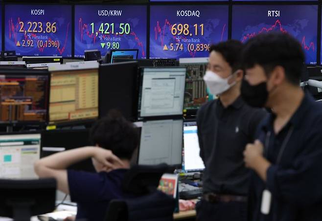 27일 오후 서울 중구 하나은행 본점 딜링룸에서 직원들이 업무를 보고 있다. ⓒ연합뉴스