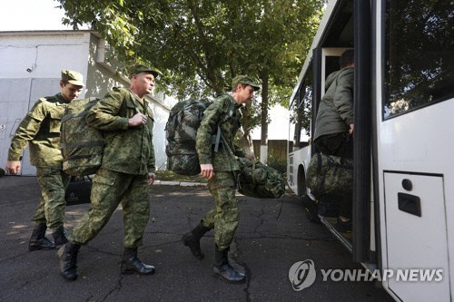 러시아의 한 징집센터에서 군 버스에 올라타는 장병들[AP 연합뉴스 자료사진]