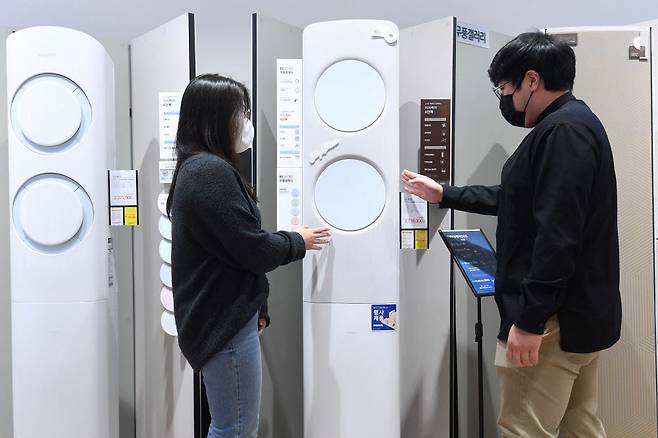 서울 용산구 전자랜드에서 고객이 맞춤형 주문이 가능한 스마트 에어컨을 살펴보고 있다.(자료: 전자신문 DB)