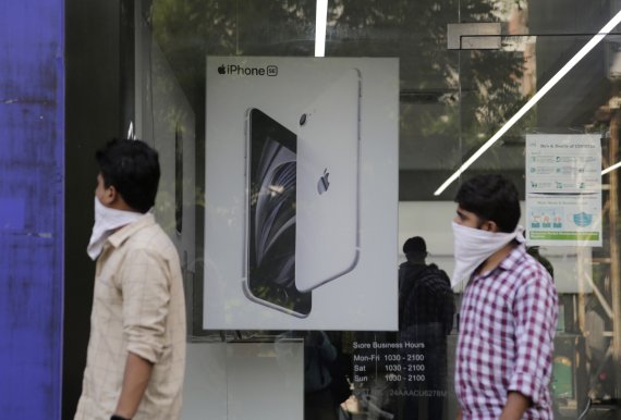 지난 2020년 8월1일(현지시간) 인도 아메다바드의 애플 매장에 아이폰 광고가 붙어있다. 사진=AP뉴시스