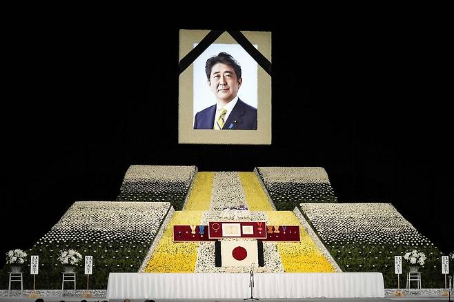 27일 아베 신조 전 일본 총리 국장이 열리는 일본무도관에 고인의 영정이 걸려 있다. AFP 연합뉴스
