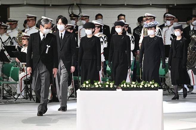 아베 신조 전 일본 총리의 국장이 열린 27일 후미히토 일본 왕세제(왼쪽 둘째)와 키코 왕세제비(왼쪽 셋째) 등 왕족들이 도쿄 무도관으로 입장하고 있다. AFP 연합뉴스