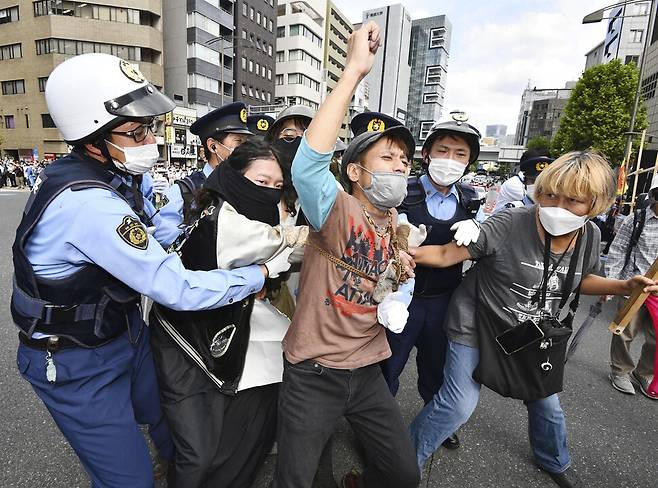 아베 신조 전 일본 총리의 국장이 열린 27일 도쿄에서 국장에 반대하며 시위하는 시민들을 경찰이 에워싸고 있다. AP 연합뉴스