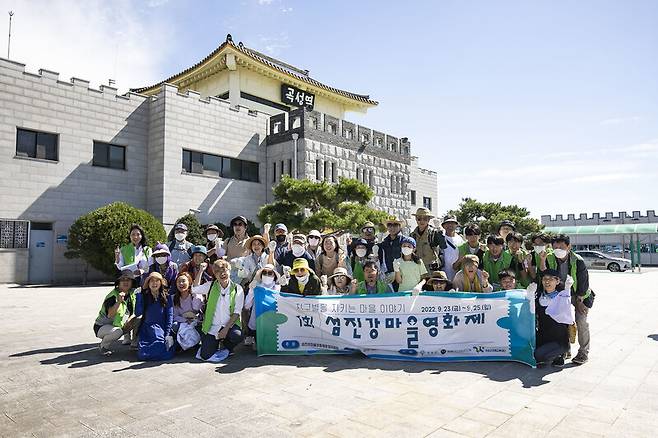 지난 24일 전남 곡성역에 집결한 제1회 섬진강 마을영화제 참가자들. 사진 정무영